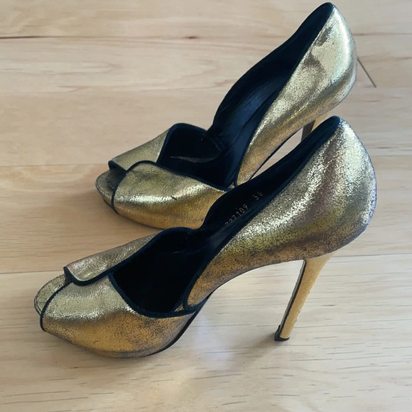 Alexander McQueen gold and black peep toe stilettos - Picture 4 of 7